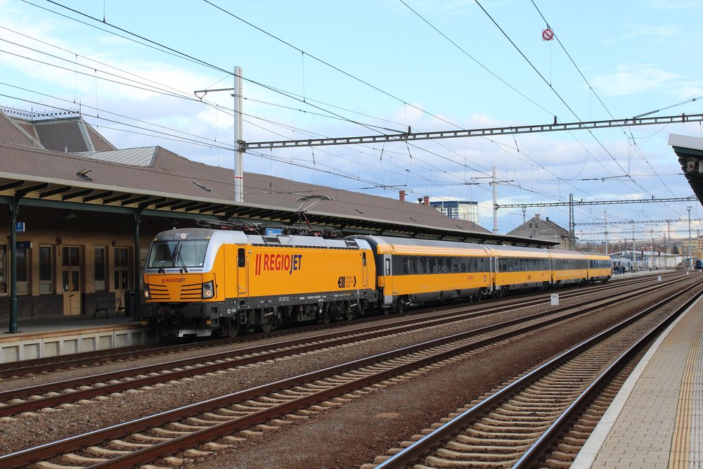 Na čelá vlakov do Košíc nasadzuje RegioJet viacsystémové rušne Siemens Vectron. (foto: Martin Žarnovický, RegioJet)