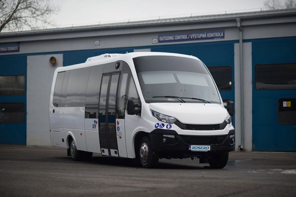 Nakoľko DPB plánuje vozidlá nasadiť na minibusové linky premávajúce po úzkych uličkách mesta, budú bratislavské autobusy oproti sériovo vyrábaným autobusom Rošero First FCLEI o 152mm užšie. (Foto: Rošero)
