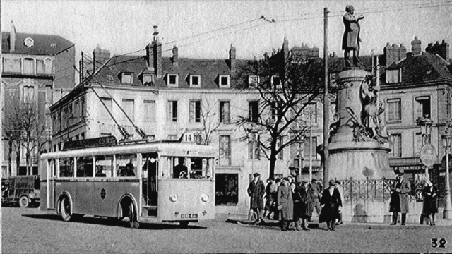 Prototypový vůz CS 60 na rouenském náměstí Cauchoise, směřující k bulváru des Belges. Socha na snímku ztělesňuje normandského politika Augustina Pouyer-Quertiera (1820–1891) a byla vytvořena roku 1894, dnes už ale neexistuje, byla totiž roku 1941 zničena.