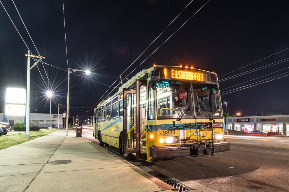 Trolejbus Škoda 14 TrE2 ev. č. 9833 na trase linky číslo 4, která byla jedinou, na níž bylo možné české trolejbusy do 7. 12. 2019 ještě zastihnout. (foto: Honza Tran)