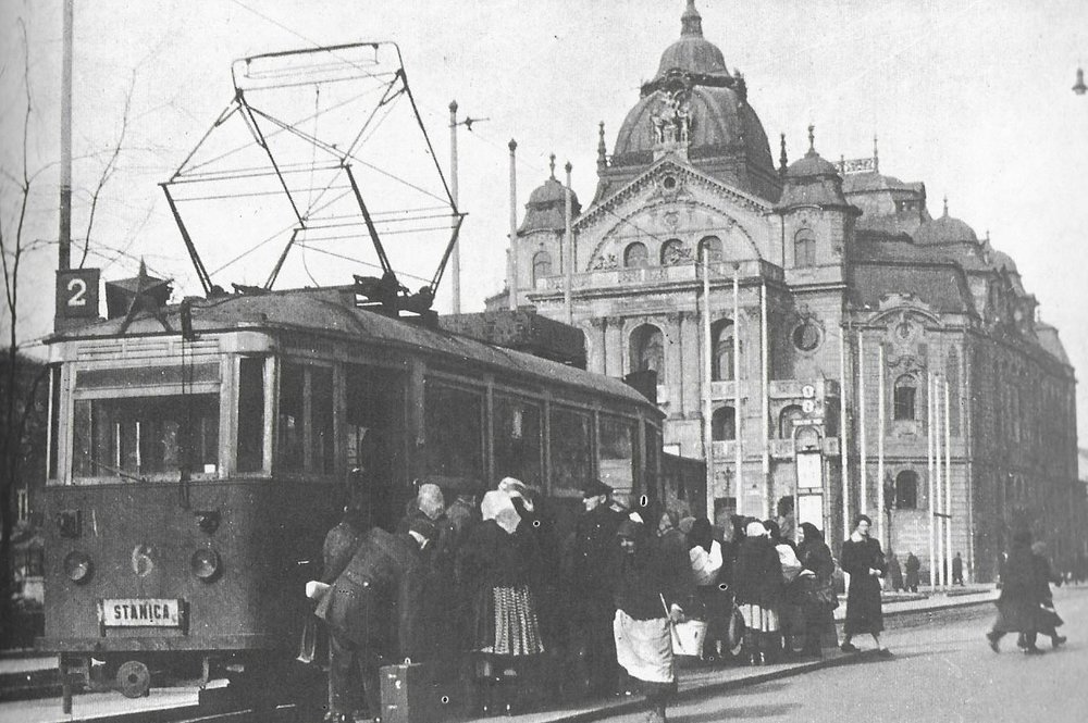 Přes centrální náměstí sice jsou vedeny koleje, tramvaje zde ale už nejezdí. Na snímku vidíme novostavbu vozu ev. č. 6 postaveného po druhé světové válce na podvozku ex-pražské tramvaje. (foto: DPMK)
