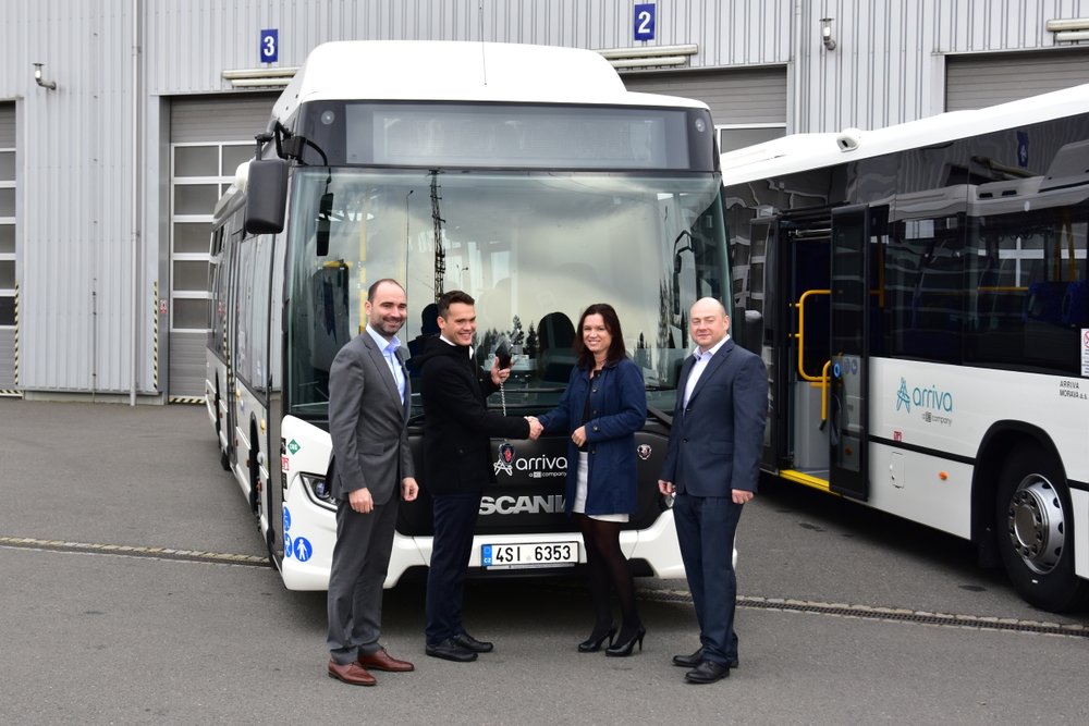 Symbolické předání klíče, na fotografii zleva Daniel Adamka (generální ředitel Arriva ČR), Lukáš Martinů (prodejce, Scania ČR), Pavla Struhalová (předsedkyně představenstva Arriva Morava), Martin Plachý (ředitel dealerství Morava, Scania ČR)