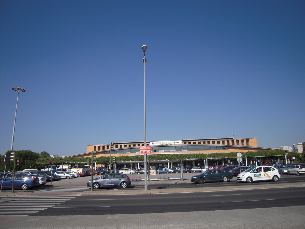 Nádraží Santa Justa na snímku z roku 2010. Za dva roky by před ním měly stavět tramvaje, které by zároveň měly přispět k celkovému zkulturnění přednádražního prostranství.