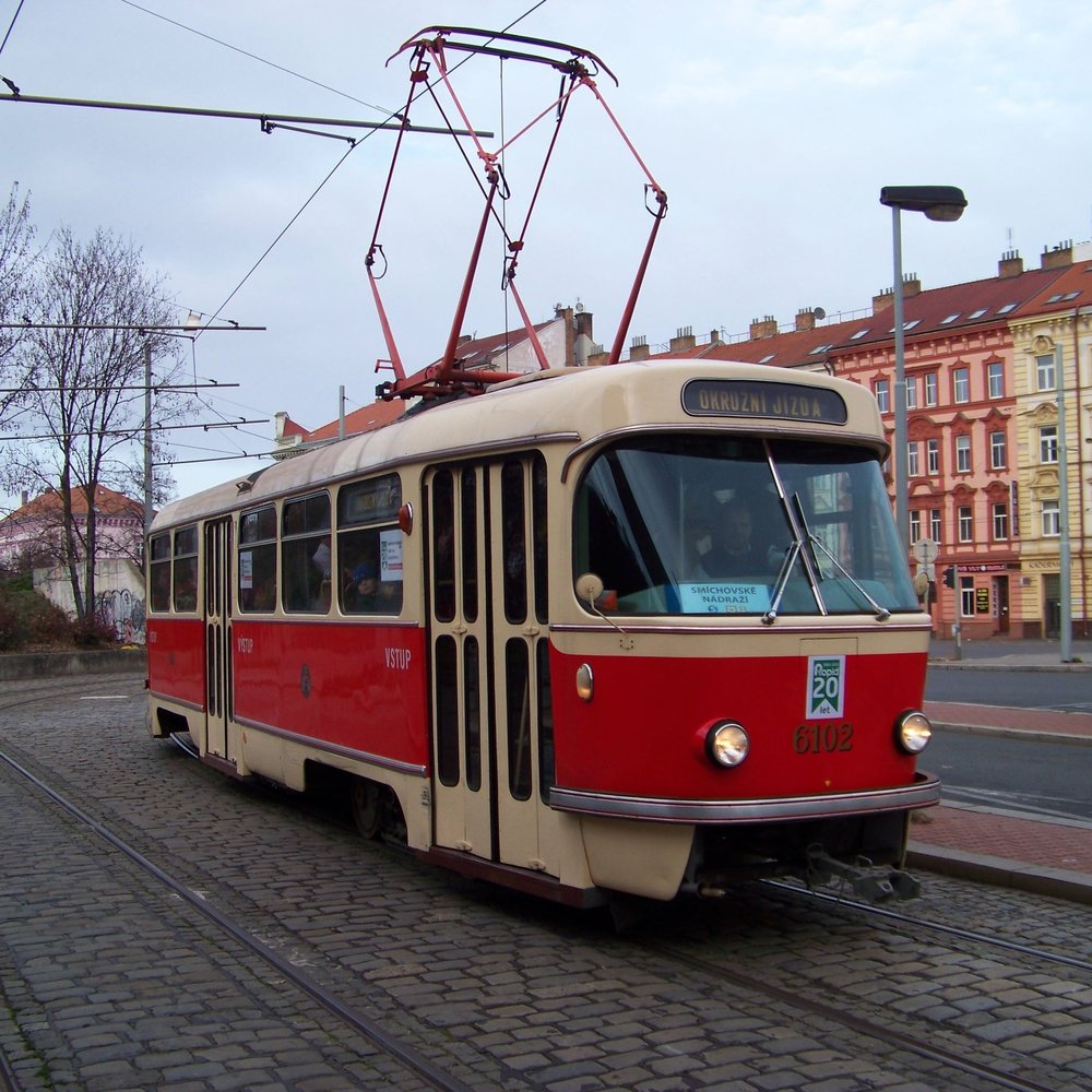 Tramvaj T3 ev. č. 6102 na Smíchovském nádraží. (zdroj: Wikipedia.org, foto: ŠJů)