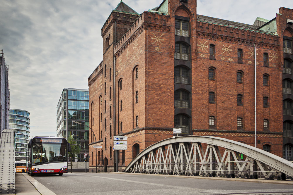 Elektrobus Solaris Urbino 12 na propagačním snímku výrobce z ulic Hamburku. (foto: Solaris Bus & Coach)