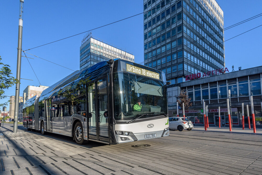 Solaris Urbino 18 electric v aktuálním designovém provedení na propagačním snímku výrobce. (foto: Solaris Bus & Coach)