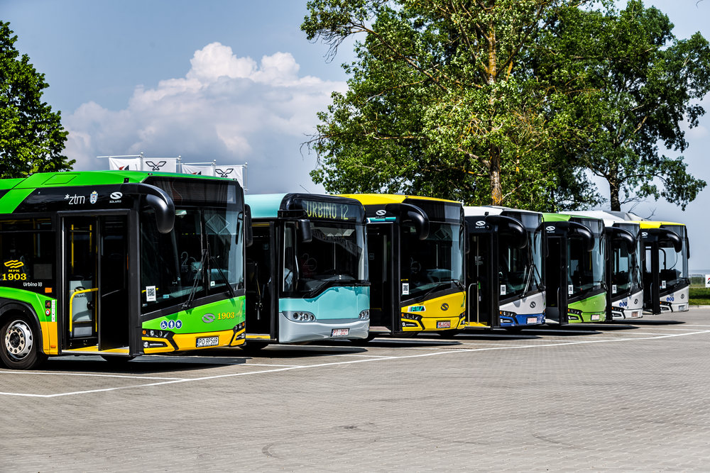 Autobusy Solaris New Urbino ve společnosti historického vozu Soalris Urbino. Jedná se o jeden z prvních vyrobených vozů. Solarisu. (foto: Solaris Bus & Coach)