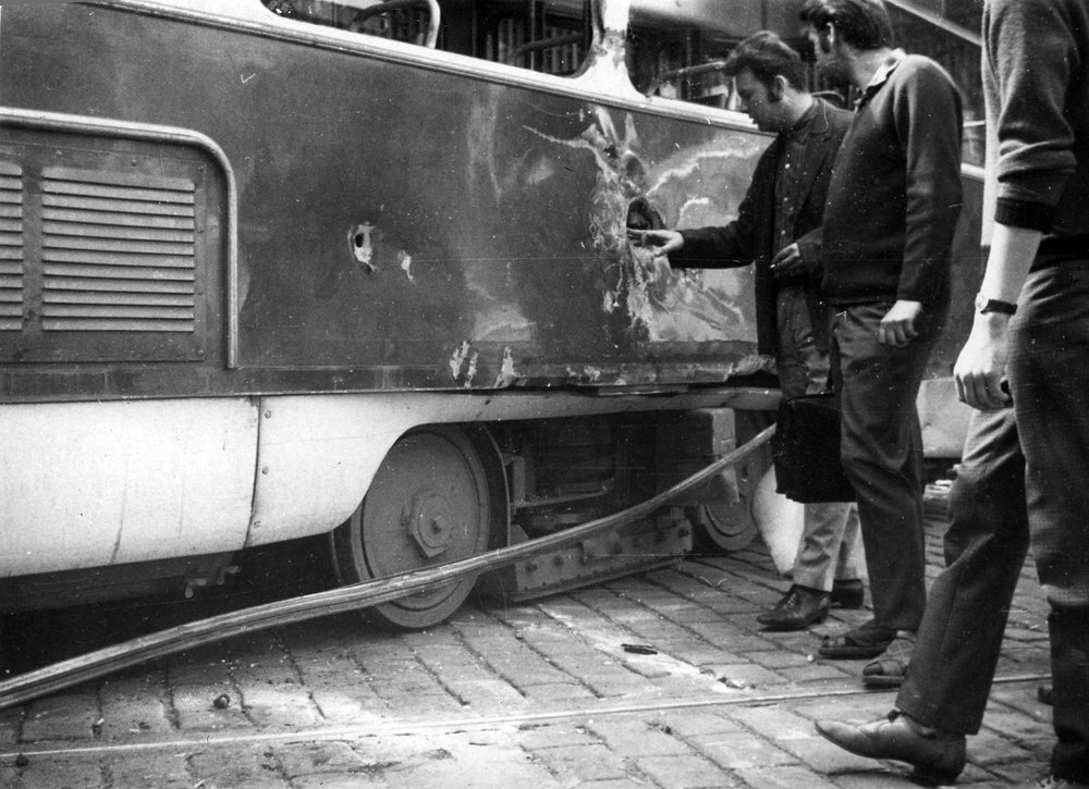 Prostřílený vůz T3 ev. č. 6135 na Vinohradské třídě. (zdroj: archiv DPP)