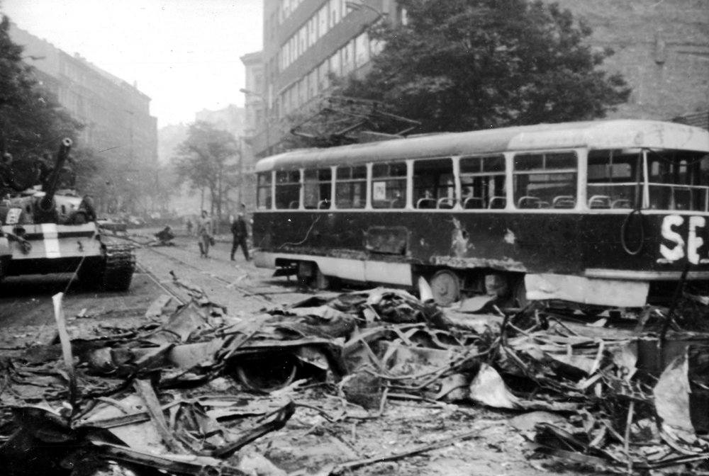 Jeden z nejznámějších záběrů z okupace Prahy v srpnu 1968 s vozem T3 ev. č. 6135. (zdroj: archiv DPP)