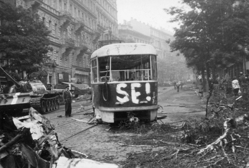 Tramvaj T3 ev. č. 6135 po zásahu sovětských vojsk dne 21. 8. 1968. (zdroj: archiv DPP)