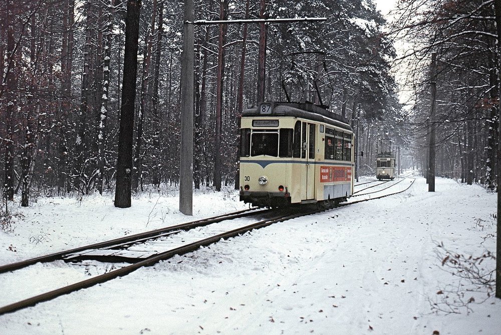Výhybna Waldweiche byla zřízena na okraje lesa Köpenick v roce 1954. Právě zde probíhaly kontroly cestujících v tramvajích směrujících z Woltersdorfu k nádraží Rahnsdorf. (zdroj: Wikipedia.de)