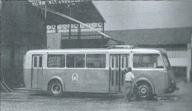 I trolejbusy musí občas na očistu. Zde snímek z limožské vozovny s vozem typu CB 55. (foto: CTEL / archiv G. Mullera)