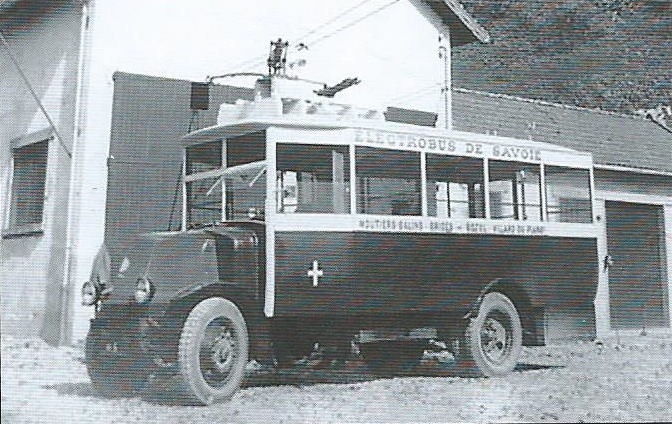 Vůz typu O.T.S.M. před vozovnou v obci Villard-du-Planay na snímku roku 1930. (foto: sbírka Jeana Laudona, bývalého dlouholetého ředitele podniku Electrobus de la Savoie)