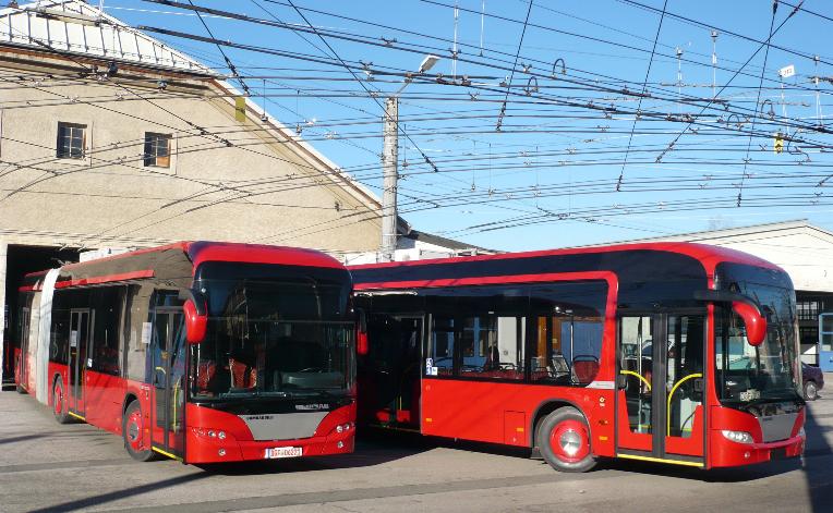 Snímek pořízený v salzburgské vozovně dne 20. února 2008 ukazuje vozy ev. č. 1 a 11 (foto: trolley:motion)