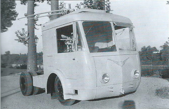 Tahač typu TT 14 byl z provozu stažen zřejmě už někdy okolo roku 1952. Uvnitř ukrýval dva motory typu TA 505 C. (foto: VETRA / archiv G. Mullera)