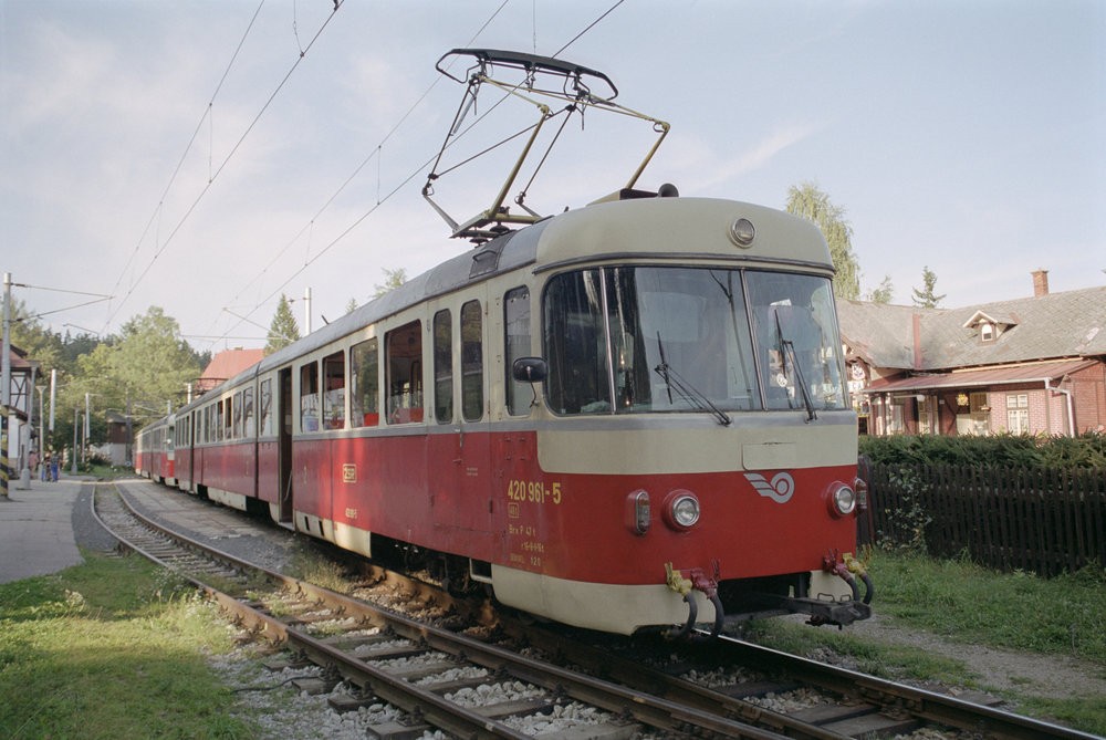 Příbuznost s tramvajemi T3 jednotky EMU 89 nezapřely. (zdroj: Wikipedia.org)