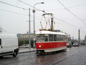 V Praze se do pravidelného provozu vrátí tramvaj typu T1