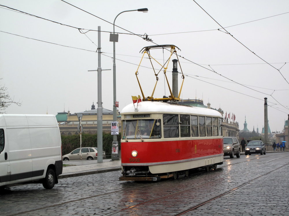Vůz T1 ev. č. 5002 v Praze v rámci vyhlídkové jízdy. (zdroj: Wikipedia.org)
