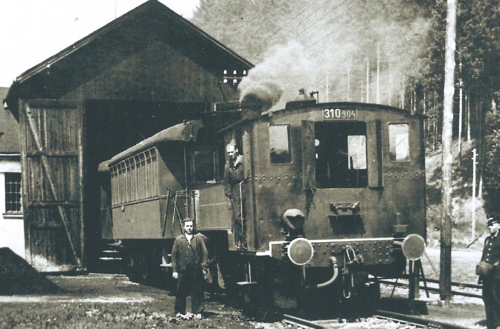 Ve výtopně na konečné v Kyjovicích (dnes smyčka Zátiší) byla zdokumentována lokomotiva 310.904 SZD. (sbírka: Libor Hinčica)
