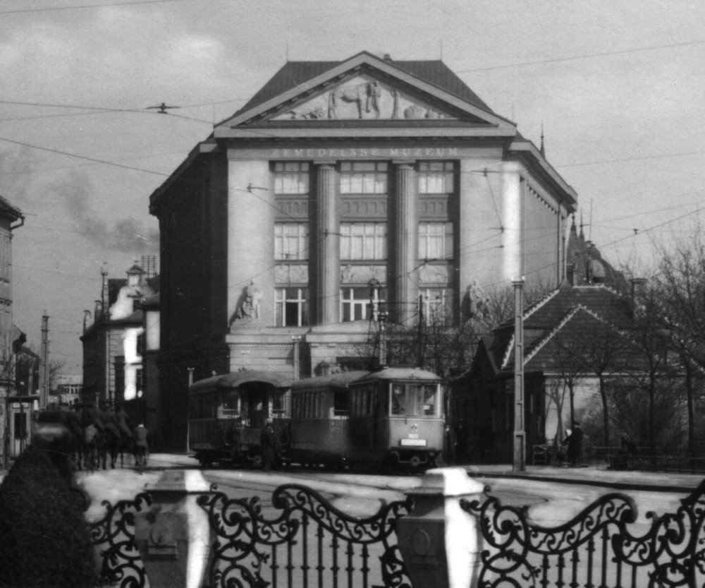 Tramvajový motorový vůz společně s přívěsnými vozy v Bratislavě. (sbírka: Miroslav Kožuch)