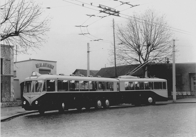 Článkový trolejbus Vetry jednoduše vzbuzoval respekt. Hnací nápravy byly prostřední. Povšimněte si, že pro spojení obou článků nebylo použito klasických měchů. (foto: sbírka Rolanda le Corffa)
