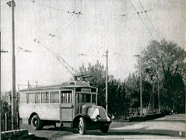 Na konečné Gémenos byl nedlouho po zavedení trolejbusového provozu zřízen triangl, neboť tamní radnice měla za to, že otáčení vozů s pomocí kabelu není bezpečné. Konečná byla při této akci posunuta. Roku 1948 pak byla konečná s trianglem zrušena a blíže k centru města byla zřízena klasická smyčka. (foto: archiv G. Mullera) 