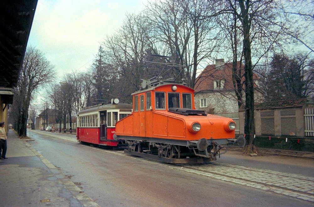 Přeprava ex-vídeńského vozu za pomocí elektrické lokomotivy ev. č. 2 dne 30. 11. 1974 do vozovny v St. Pöltenu. Zde bude tramvaj původního vídeňského čísla 404 z roku 1954 opravena a v září 1975 zařazena do provozu pod ev. č. 7. O pouhých pět měsíců později vyjedou tramvaje do ulic města naposledy. (foto: Harald Marincig)