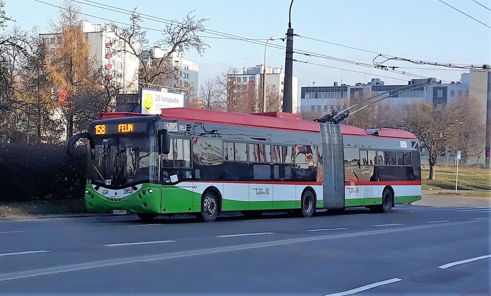 Článkový trolejbus Ursus City Smile 18T v Lublinu. Výrobce měl dodat do města dalších 10 vozů o délce 12 m. Město s ním ale smlouvu pro nesplnění termínu rozvázalo. (zdroj: Wikipedia.org)