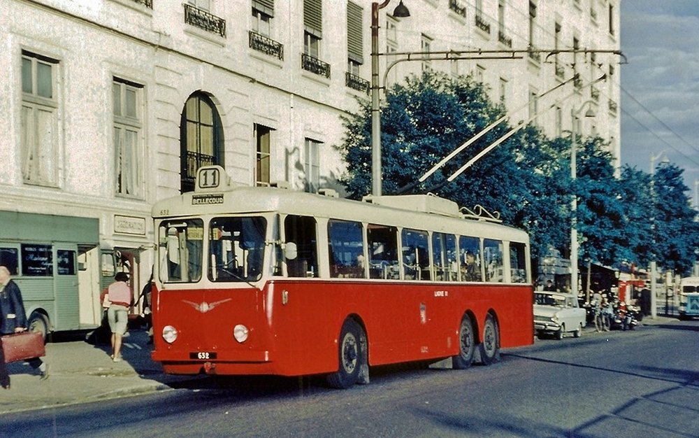 Vůz typu VA3 ev. č.&nbsp;632 na lyonském náměstí Antonin Poncet někdy okolo 1960. (foto:&nbsp;F. Meyères)  Níže technický popis typu VA3. (zdroj: archiv Československý Dopravák)