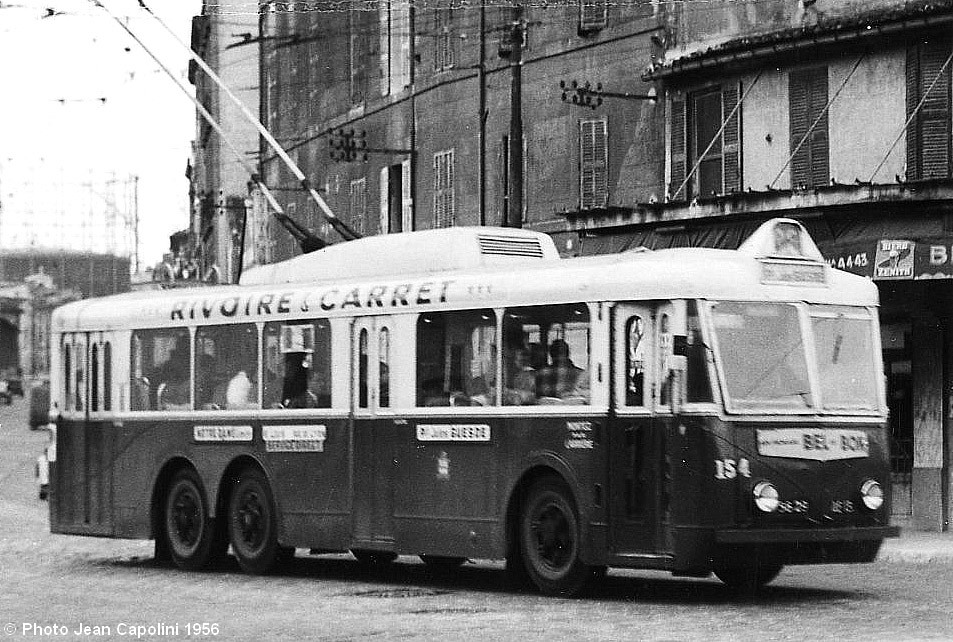 Na snímku ze září 1956 vidíme marseillský vůz typu VA3 ev. č. 154 na lince č. 26 při průjezdu náměstím Cazemajou. (foto: Jean Capolini)