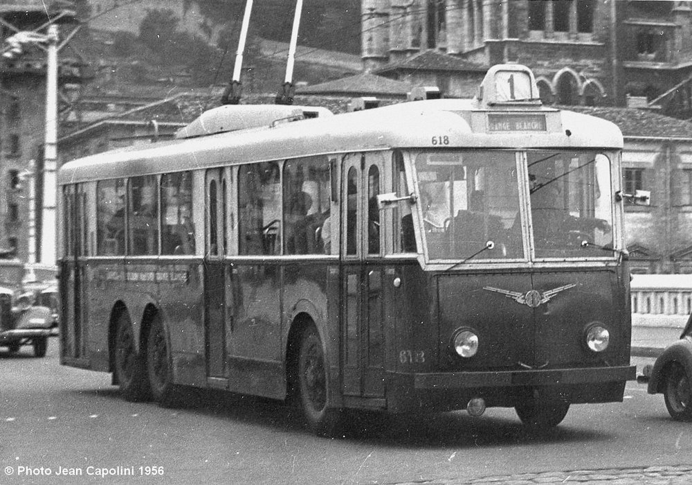 Vůz typu VA3 ev. č. 618 byl v srpnu 1956 zachycen na lince č. 1 na lyonském mostě Bonaparte. (foto: Jean Capolini)