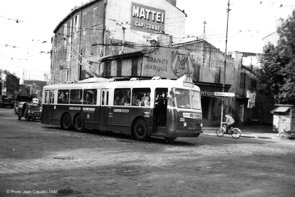 Na snímku ze září 1956 vidíme marseillský vůz ev. č. 151 na lince č. 26 Place St-Antoine – Place Jules Guesde, zde na náměstí&nbsp;Cazemajou. (foto: Jean Capolini)
