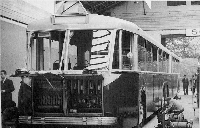 Trolejbus VA 4 SR byl představen na Pařížském autosalonu v říjnu 1950. Na prezentační kartě již bylo tehdy napsáno, že poputuje do Alžíru. (foto: Jean-Gabriel Jeudy, repro z knihy 