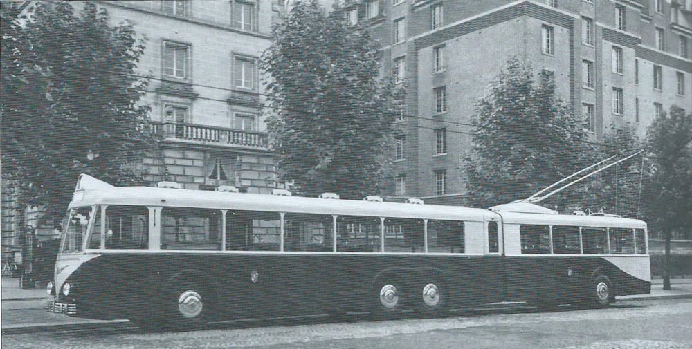 Trolejbus VA4 SR byl vhodným prostředkem pro naplnění tajného snu alžírských radních: zbavit se tramvají na trase Parc de Galland – Hôpital du Dey. Tramvaje nakonec z této relace zmizely, stejně jako ze zbytku Alžíru, ne však díky kloubovému vozidlu.&nbsp;(foto: VETRA / archiv G. Mullera)