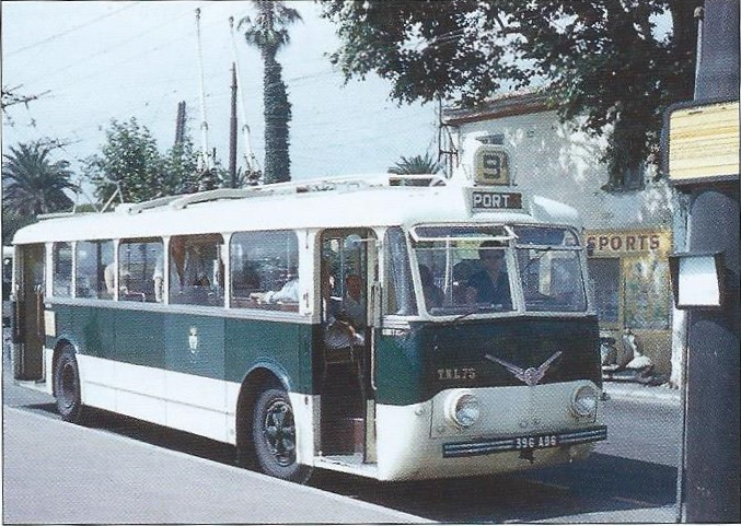 Niceský vůz ev. č. 75 se chystá vyjet na další spoj linky č. 9. (foto: Jean-Henri Manara)