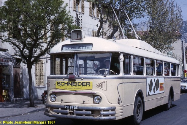 Toulosnký vůz ev. č. 85 na konečné La Valette umístěné na náměstí Jean Jaurès. Snímek je z roku 1967. (foto: Jean-Henri Manara)