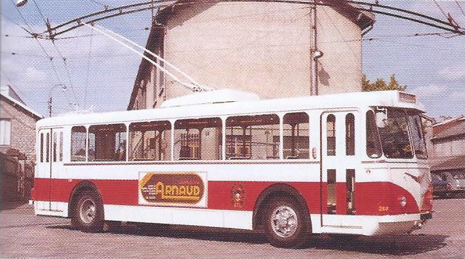 Limožské vozy VBRh prošly v 70. let generální opravou, při které dostaly mj. nový nátěr. Ovládání dveří bylo přizpůsobeno zavádění samoobslužného provozu. (foto: TCL / archiv G. Mullera)