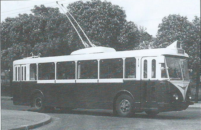 Pařížské vozy typu VBRh byly vyráběny bez prostředních dveří. Čelní sklo bylo prodlouženo do výše, protože řidič seděl na pomocném agregátu, díky kterému se mohl trolejbus v případě nouze pohybovat mimo troleje. (foto: archiv G. Mullera)