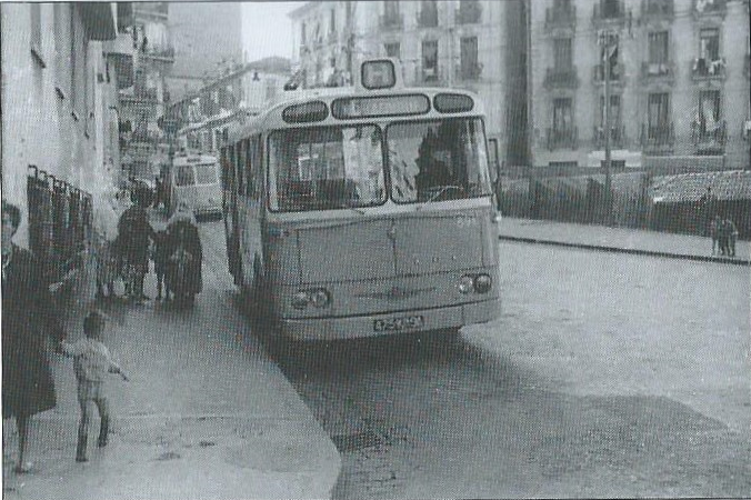Vůz typu VCB 80 ev. č. 891 v Alžíru na třídě Provence roku 1963. Vůz byl provozován společností RSTA, která vznikla roku 1959 fúzí společností TA a RTDA (RTDA získala koncesi na provozování dopravy na území Alžíru po CFRA, která byla zmiňována v minulých kapitolách, roku 1954). (foto: R. Verger)