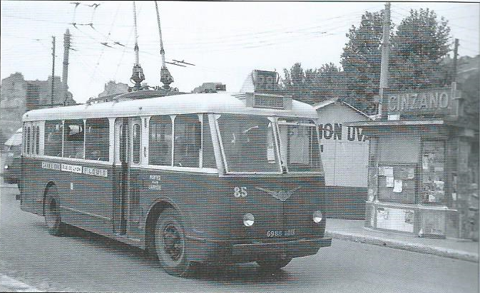 Roku 1957 byl marseillský vůz typu VCR ev. č. 85 zachycen na smyčce linky č. 28 St-Louis. (foto: D. Waltking, SEV)