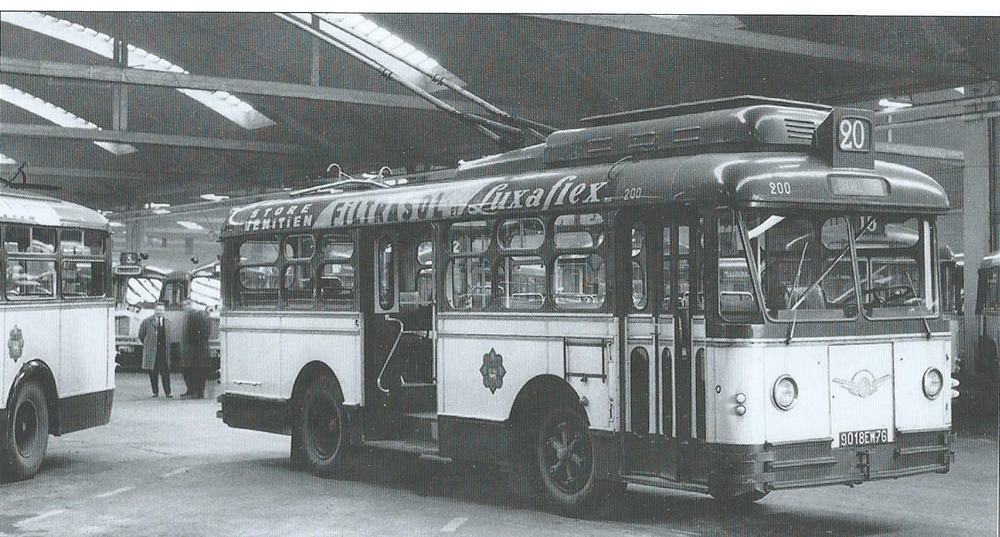 Vůz VCV-T8 se mohl ve své přední části chlubit trojdílnými dveřmi. Celý svůj život trávil v Rouenu na nedlouhé lince č. 20 Place J. Lelieur – Bihorel. (foto: CTR / archiv G. Mullera)