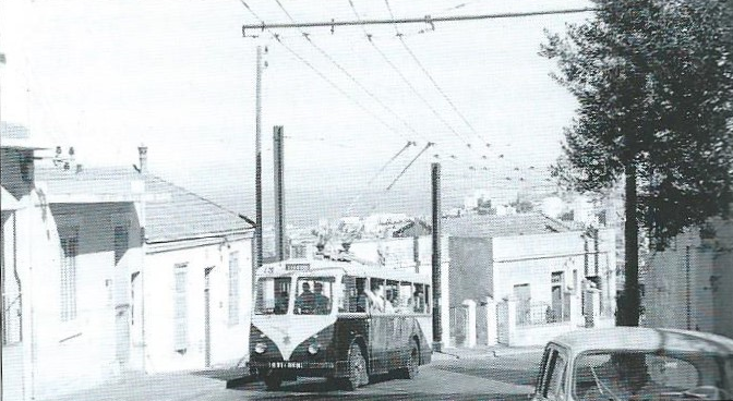 Vůz VDB společnosti TA na lince H směřující k římskokatolické bazilice Notre Dame d'Afrique byl zachycen na snímku z roku 1957. (foto: J. La Rosa)&nbsp;