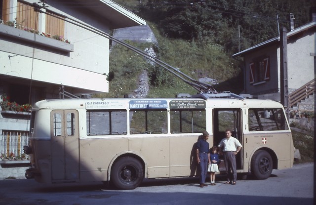 Stejný trolejbus na konečné&nbsp;ve Villard-du-Planay v roce 1960. Na snímku vlevo vidíme ve schráně napsáno "Bozel", což byla nácestná konečná ležící jen 8 minut jízdy od této, celá cesta do Moûtiers přitom trvala zhruba hodinu.&nbsp;(foto: 2x G. Muller)