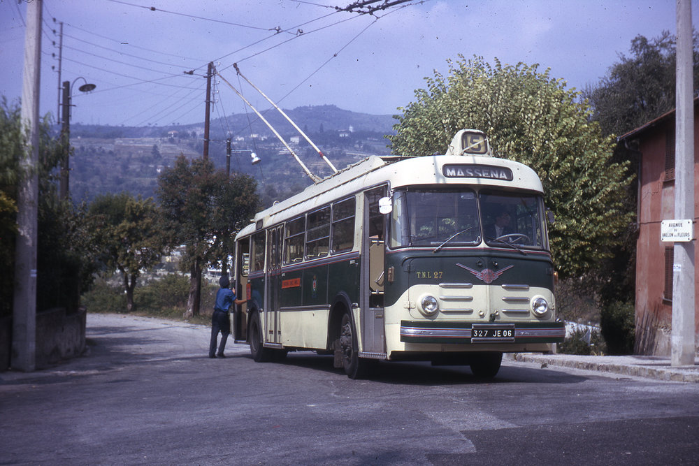 Na snímku z roku 1963 vidíme elegantní niceskou Vetru ELR ev. č. 27 na lince č. 15. (foto: Jean-Henri Manara)