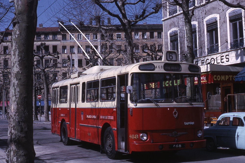 Vůz typu VBH 85 ev. č. 468 v Lyonu na fotografii z roku 1967. (foto: Jean-Henri Manara) 