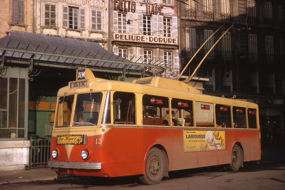 Jean-Henri Manara je jedním z pamětníků doby, kdy francouzská města brázdily trolejbusy značky VETRA. Roku 1964 zvěčnil jmenovaný pán trolejbus typu VBRh ev. č. 13 na konečné při marseillském náměstí Gabriel Péri. Město Marseille mělo jednak svou vlastní síť, ale zároveň bylo propojeno trolejbusovou tratí se sousedním městem Aix-en-Provence (zkráceně 