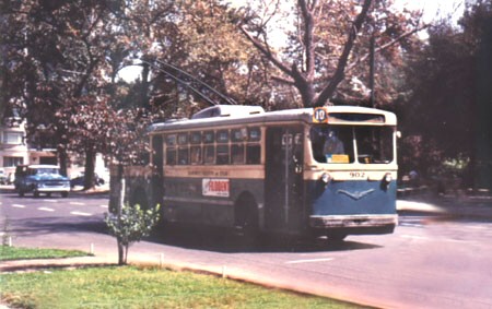Vůz ev. č. 902 na snímku z roku 1965 v ulicích Santiaga de Chile. (foto: Roger Knox / sbírka Raymonda DeGrooteho)
