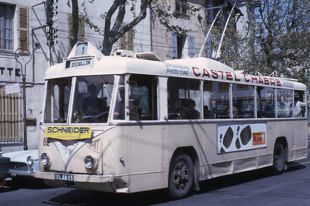 Toulonský vůz typu VBRh ev. č. 62 byl vyfotografován roku 1967. Zanedlouho se měl dočkat nové podoby, která je představena na pravém snímku.&nbsp;(foto: Jean-Henri Manara)