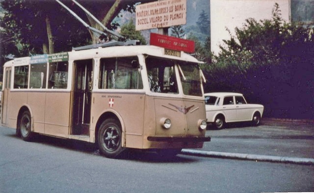 Na snímku ze srpna 1960 vidíme trolejbus typu VDB ev. č. 67 před nádražím v Moûtiers. (foto: G. Muller)&nbsp;