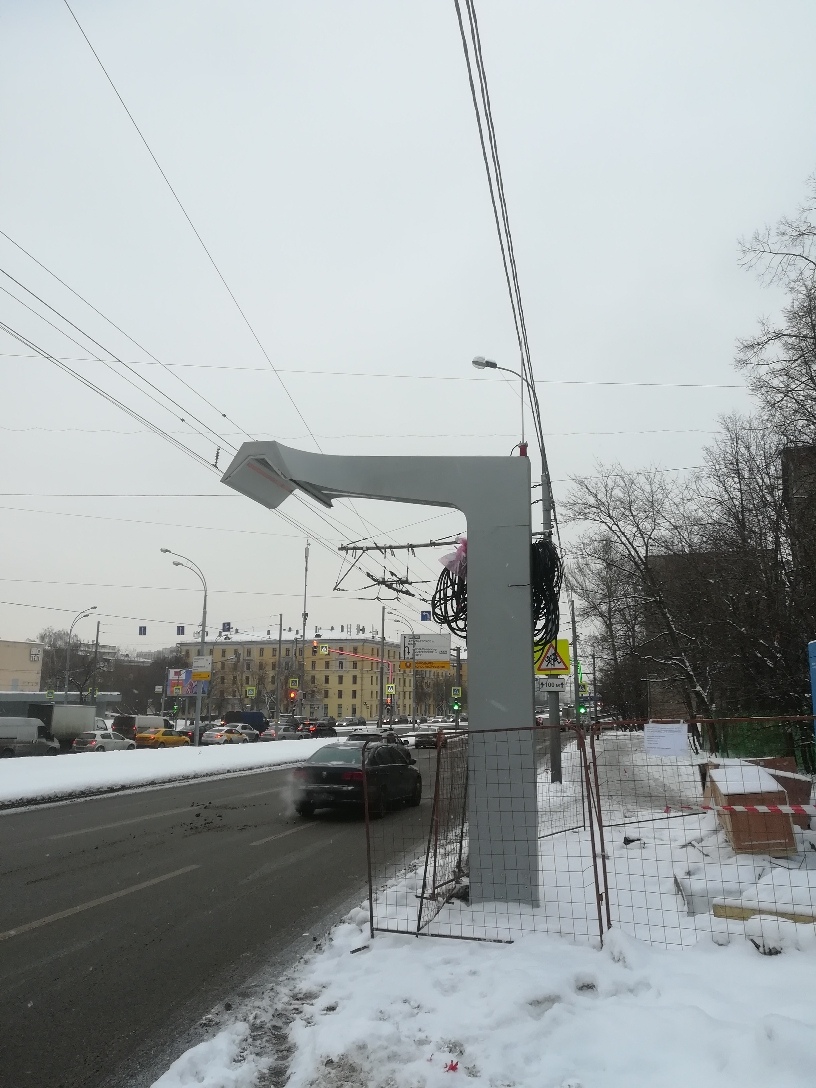 Kde nic, tu nic. Netradiční řešení nácestného nabíjení uprostřed silniční komunikace. (foto: Jevgenij Strešněv)